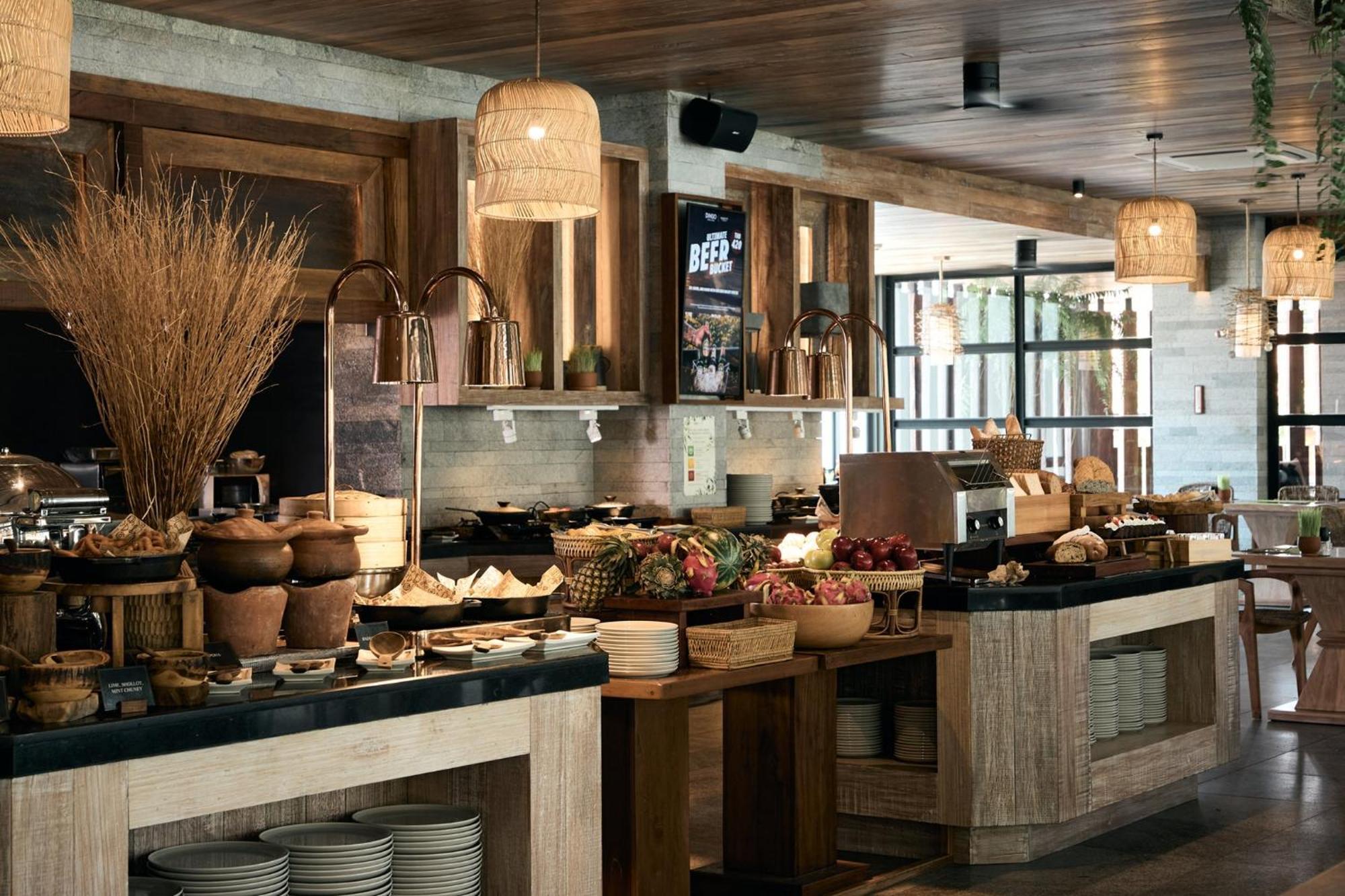 Dinso Resort & Villas Phuket, Vignette Collection By Ihg Patong Exterior photo The buffet at the restaurant