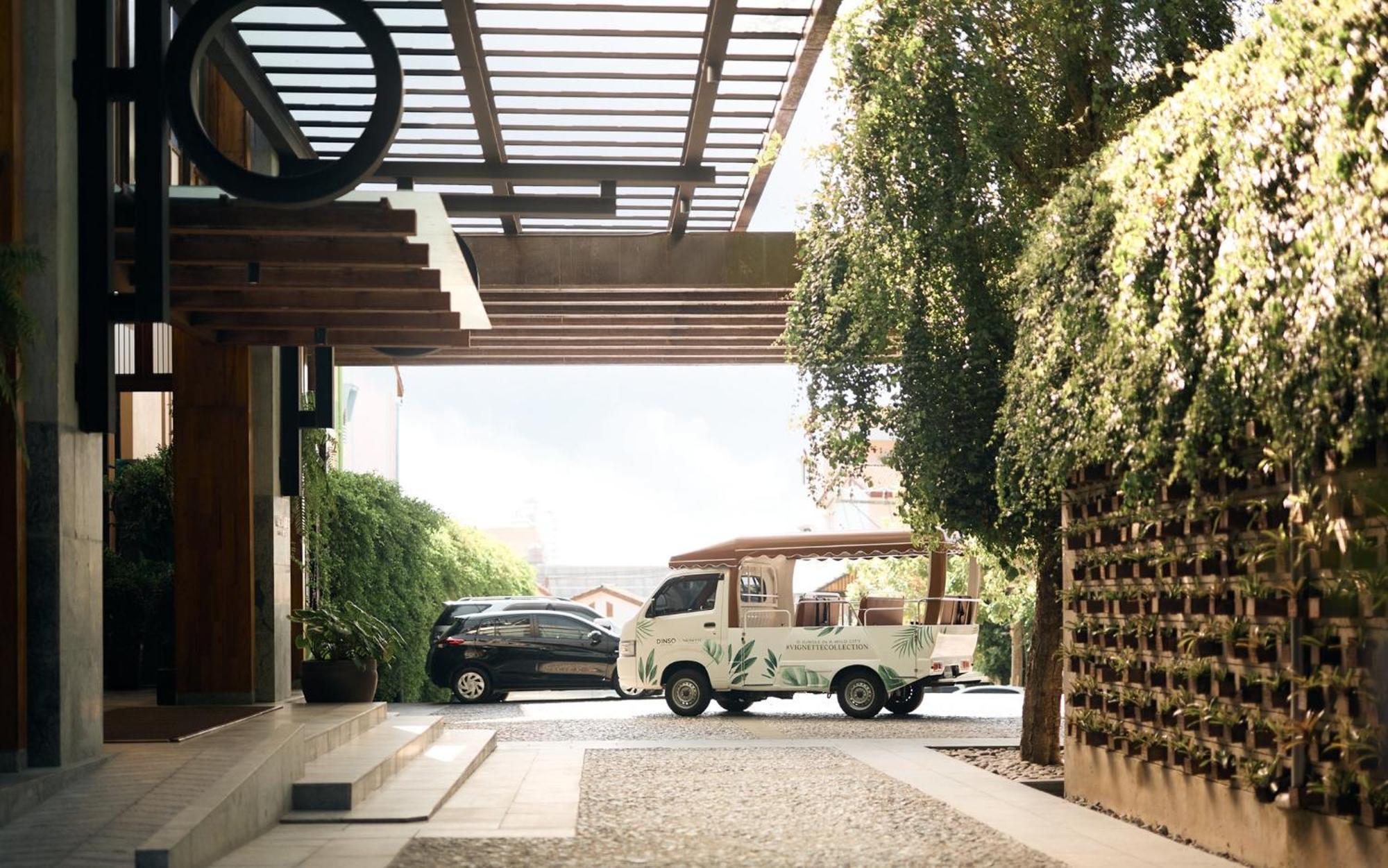 Dinso Resort & Villas Phuket, Vignette Collection By Ihg Patong Exterior photo The entrance of the hotel