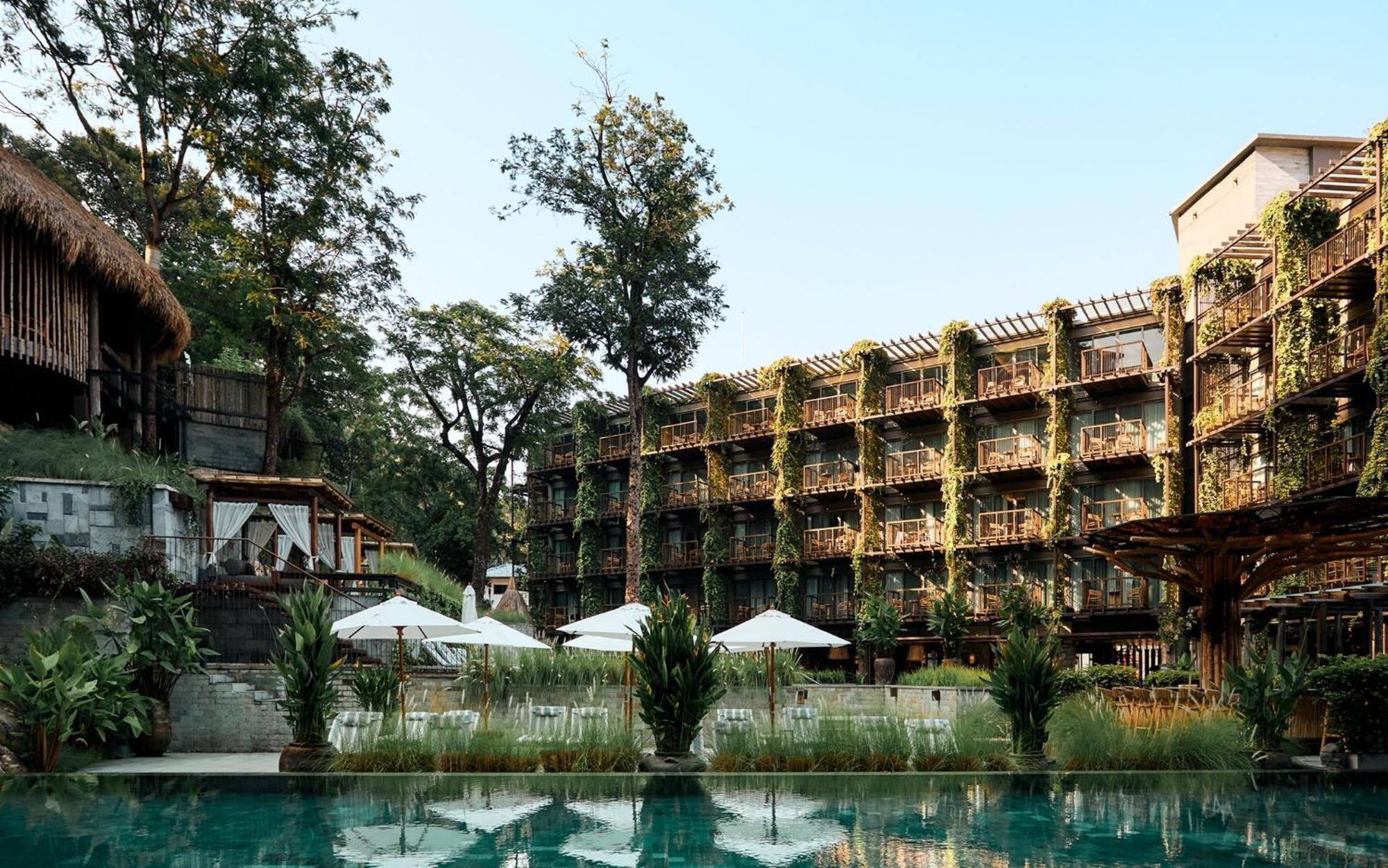 Dinso Resort & Villas Phuket, Vignette Collection By Ihg Patong Exterior photo The hotel's main pool