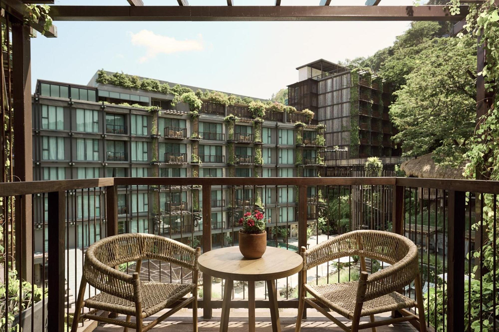 Dinso Resort & Villas Phuket, Vignette Collection By Ihg Patong Exterior photo The hotel's courtyard